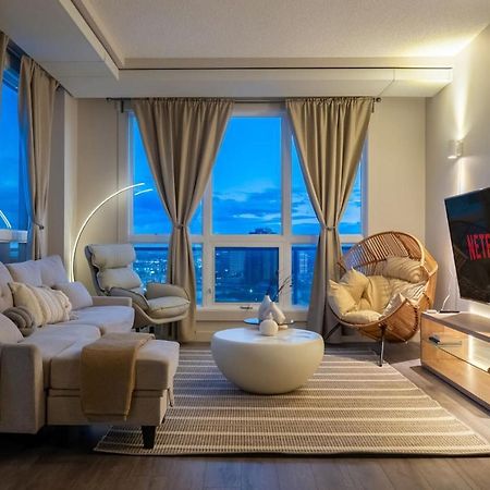 Upscale Penthouse Stay With Mountain & City Views, Free Parking, Bbq Grill, Office Space & More YYC Exterior photo