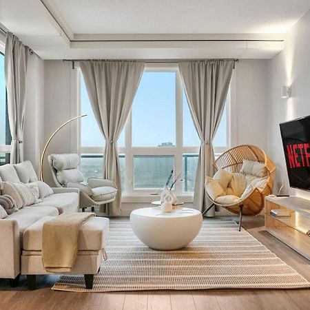 Upscale Penthouse Stay With Mountain & City Views, Free Parking, Bbq Grill, Office Space & More YYC Exterior photo