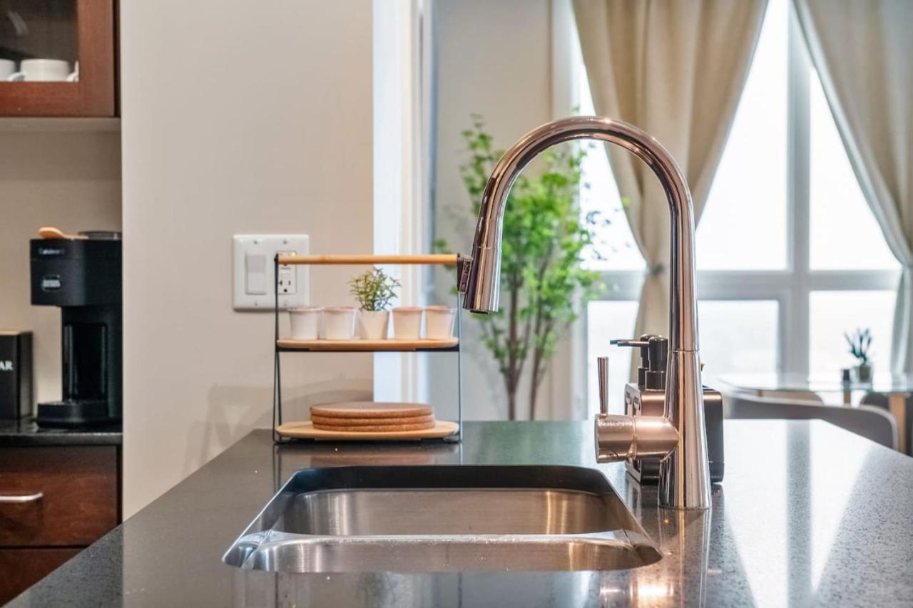Upscale Penthouse Stay With Mountain & City Views, Free Parking, Bbq Grill, Office Space & More YYC Exterior photo