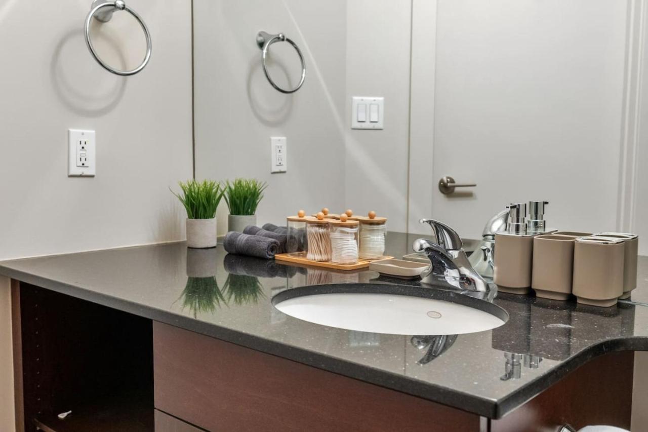 Upscale Penthouse Stay With Mountain & City Views, Free Parking, Bbq Grill, Office Space & More YYC Exterior photo