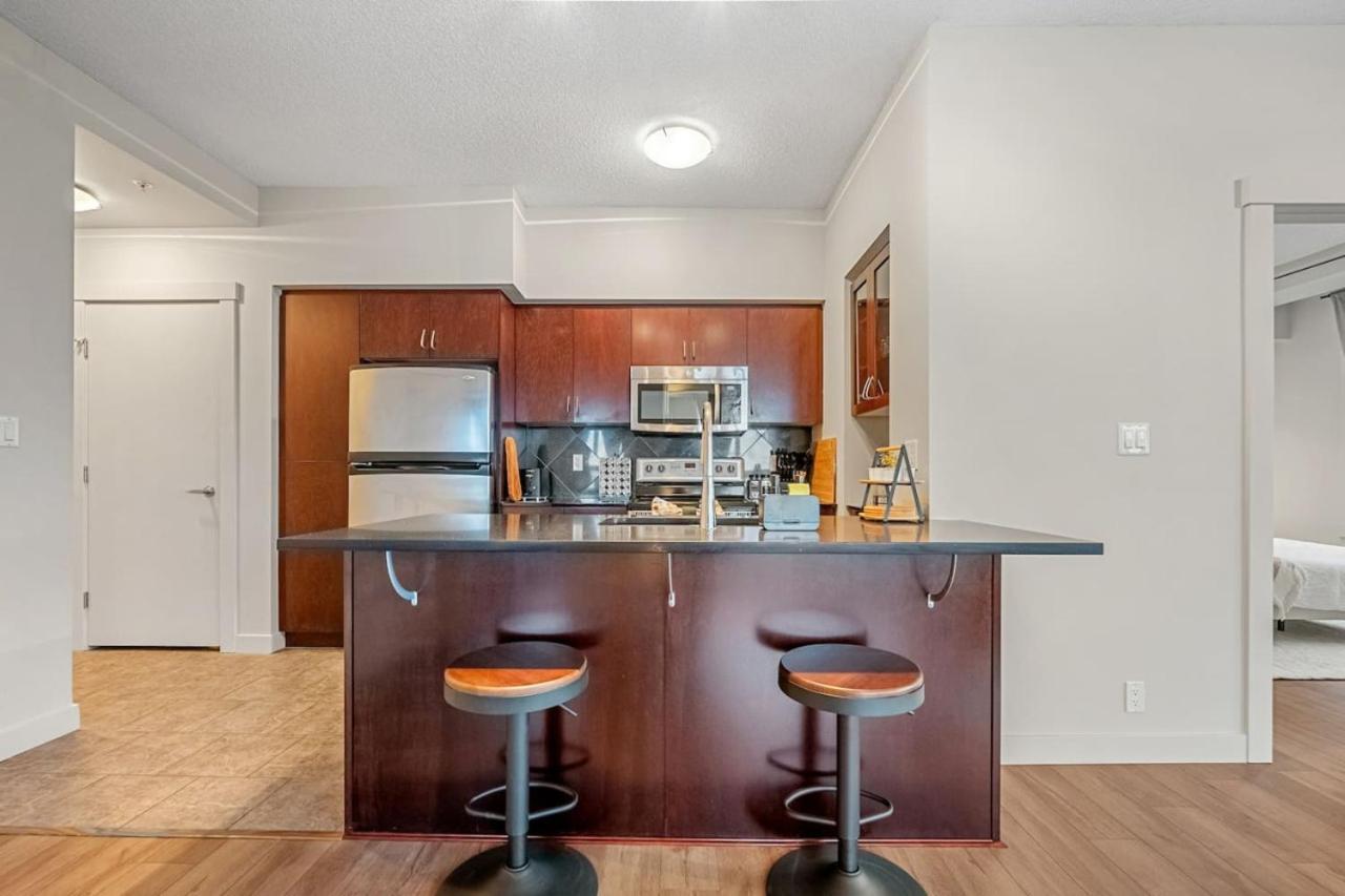 Upscale Penthouse Stay With Mountain & City Views, Free Parking, Bbq Grill, Office Space & More YYC Exterior photo