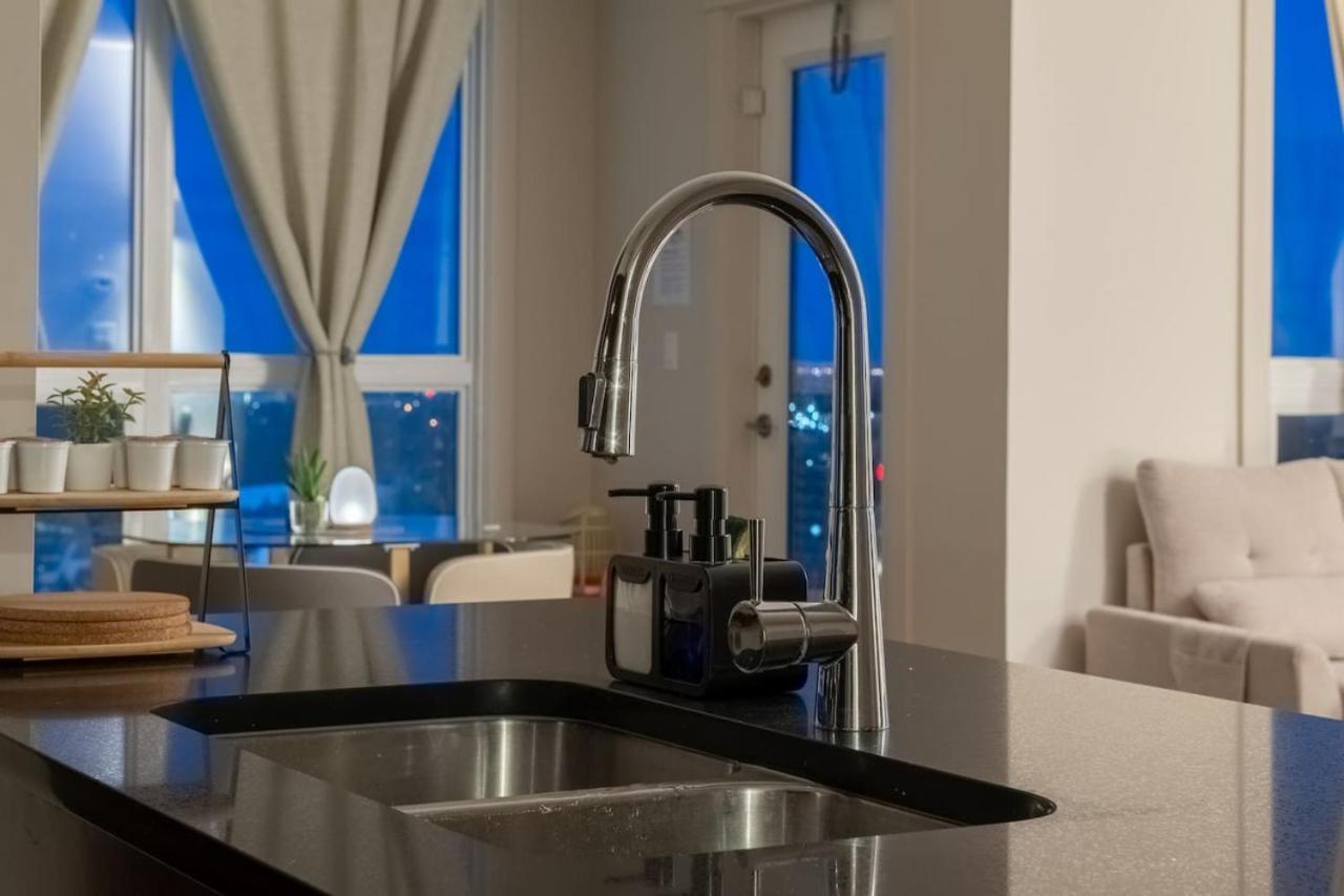 Upscale Penthouse Stay With Mountain & City Views, Free Parking, Bbq Grill, Office Space & More YYC Exterior photo