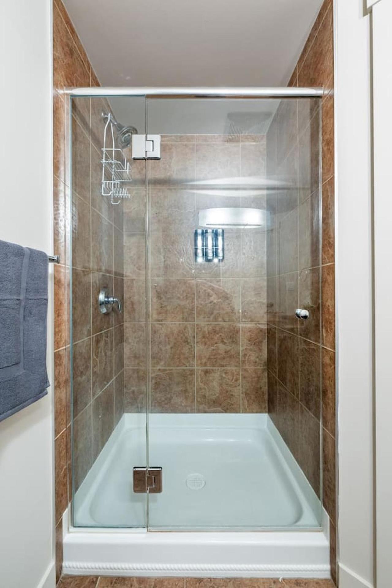 Upscale Penthouse Stay With Mountain & City Views, Free Parking, Bbq Grill, Office Space & More YYC Exterior photo